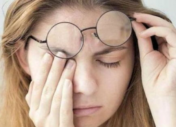 娱乐吃瓜酱做眼保健操